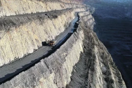 Một chiếc xe tải chở quặng đang vận chuyển quặng để sản xuất nhôm từ mỏ đá vôi Mazul thuộc Tổ hợp Alumina Achinsk của công ty Rusal, nằm gần thành phố Achinsk, vùng Krasnoyarsk. (Nguồn: RIA Novosti)