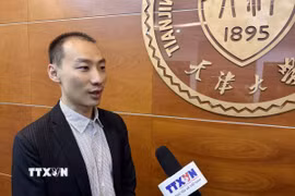 Phó Giáo sư Lý Tuấn Khải, Phó Trưởng khoa Giảng dạy Đa ngôn ngữ, Viện Nghiên cứu Nam bán cầu thuộc Đại học Thiên Tân (Trung Quốc) trả lời phỏng vấn phóng viên TTXVN tại Bắc Kinh. (Ảnh: Công Tuyên/TTXVN)
