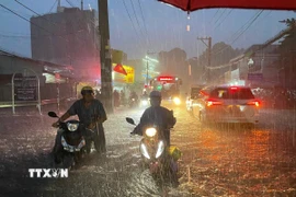 Mưa to gây ngập úng tại nhiều tuyến phố. (Ảnh: TTXVN phát)