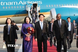 Các quan chức Angola đón Chủ tịch nước Lương Cường và Phu nhân tại sân bay quốc tế Quatro de Fevereiro, thủ đô Luanda. (Ảnh: Lâm Khánh/TTXVN)