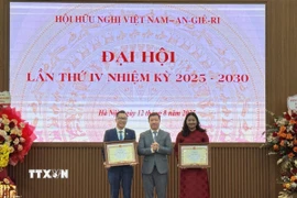 Ông Nguyễn Ngọc Hùng, Phó Chủ tịch Liên hiệp các tổ chức hữu nghị Việt Nam, trao Bằng khen cho tập thể và cá nhân có những đóng góp tích cực trong công tác đối ngoại nhân dân giai đoạn 2016-2025. (Ảnh: Hải Ngọc/TTXVN)