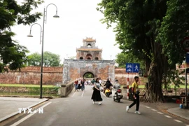 Nhiều du khách tham quan Kinh thành Huế. (Ảnh: Nguyên Lý/TTXVN)