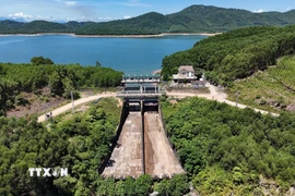Tràn xả lũ Dốc Miếu đã cơ bản hoàn thành việc nâng cấp, sửa chữa hệ thống cơ khí. (Ảnh: Hữu Quyết/TTXVN)
