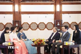 Tổng Bí thư Tô Lâm và Phu nhân cùng Tổng thống Hàn Quốc Lee Jae Myung và Phu nhân dự tiệc trà. (Ảnh: Thống Nhất/TTXVN)