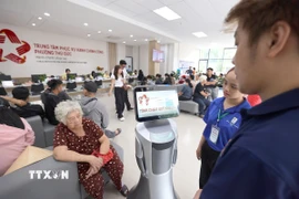 Trung tâm Phục vụ Hành chính công phường Thủ Đức, TP Hồ Chí Minh đưa robot PAN Robotics sử dụng giọng nói (tiếng Việt và tiếng Anh) vào phục vụ và hỗ trợ người dân, tối ưu hóa quy trình giải quyết thủ tục hành chính. (Ảnh: Thanh Vũ/TTXVN)