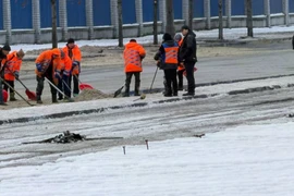 Các công nhân dọn dẹp sau khi lượng lớn dầu bị rò rỉ. (Nguồn: Suspilne Dnipro)