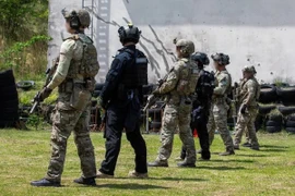 Binh sỹ Hàn Quốc và Mỹ tiến hành huấn luyện súng trường tầm ngắn. (Nguồn: Yonhap)