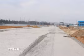 Dự án đường trục liên cảng Dung Quất 1 thuộc địa phận xã Bình Thạnh, huyện Bình Sơn sau nhiều năm thi công vẫn dở dang. (Ảnh: Phạm Cường/TTXVN)