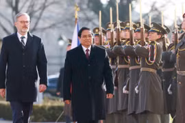 Thủ tướng Phạm Minh Chính và Thủ tướng Cộng hòa Séc Petr Fiala duyệt đội danh dự. (Ảnh: Dương Giang/TTXVN)