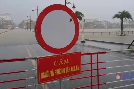 Mưa lớn khiến lũ trên các sông lên gây ngập lụt tại Huế