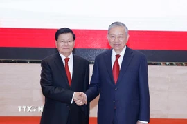 Tổng Bí thư Tô Lâm và Tổng Bí thư, Chủ tịch nước Lào Thongloun Sisoulith chủ trì Hội nghị thông báo kết quả Đại hội đại biểu toàn quốc lần thứ XIV Đảng của Cộng sản Việt Nam. (Ảnh: Thống Nhất/TTXVN)