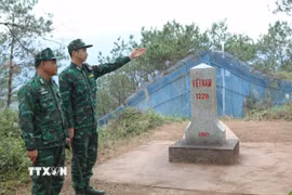 Bộ đội biên phòng cửa khẩu Chi Ma, tỉnh Lạng Sơn kiểm tra cơ động tại khu vực mốc 1228. (Ảnh: Quang Duy/TTXVN)