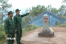 Bộ đội biên phòng cửa khẩu Chi Ma, tỉnh Lạng Sơn kiểm tra cơ động tại khu vực mốc 1228. (Ảnh: Quang Duy/TTXVN)