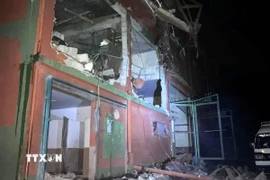 Tòa nhà bị phá hủy sau vụ tấn công bằng tên lửa của Ấn Độ tại Muzaffarabad thuộc khu vực Kashmir do Pakistan quản lý, ngày 7/5. (Ảnh: THX/TTXVN)