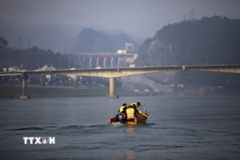 Lực lượng chức năng Bộ chỉ huy Quân sự tỉnh Hòa Bình sử dụng thiết bị chuyên dụng rà phá bom mìn, vật liệu nổ, làm sạch hạ lưu Nhà máy thủy điện Hòa Bình. (Ảnh: Trọng Đạt/TTXVN)