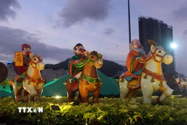 Các hình tượng xung quanh cụm linh vật. (Ảnh: Trịnh Bang Nhiệm/TTXVN)