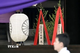 Đồ lễ do Thủ tướng Nhật Bản Shigeru Ishiba gửi tới đền Yasukuni ở thủ đô Tokyo, Nhật Bản, ngày 21/4. (Ảnh: Kyodo/TTXVN)