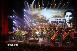 Phần khai từ với tác phẩm Overture “Đất nước bên bờ sóng - Dấu chân phía trước” mở đầu Chương trình. (Ảnh: Xuân Khu/TTXVN)