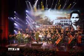 Phần khai từ với tác phẩm Overture “Đất nước bên bờ sóng - Dấu chân phía trước” mở đầu Chương trình. (Ảnh: Xuân Khu/TTXVN)