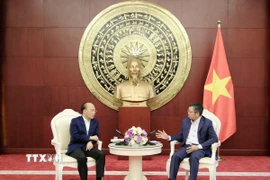 Đại sứ Việt Nam tại Trung Quốc Phạm Thanh Bình (phải) tiếp Phó Chủ tịch Khu tự trị dân tộc Choang Quảng Tây Liêu Phẩm Hổ. (Ảnh: TTXVN phát)