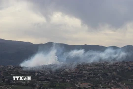 Khói bốc lên tại địa điểm ở Khiam, Liban sau một vụ tấn công của Israel. (Ảnh: THX/TTXVN)