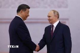 Tổng thống Nga Vladimir Putin (phải) và Chủ tịch Trung Quốc Tập Cận Bình trước hội đàm tại Moskva, ngày 8/5. (Ảnh: REUTERS/TTXVN)
