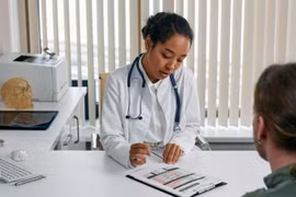Bác sỹ kê đơn thuốc cho bệnh nhân. Ảnh minh họa. (Nguồn: Pexels)