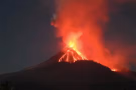 Núi lửa Lewotobi Laki-Laki ở tỉnh Đông Nusa Tenggara, Indonesia, phun trào ngày 11/11/2024. (Ảnh: THX/TTXVN)