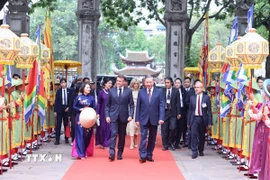 Tổng Bí thư Tô Lâm và Phu nhân cùng Tổng thống Pháp Emmanuel Macron và Phu nhân đến thăm Văn Miếu-Quốc Tử Giám. (Ảnh: Thống Nhất/TTXVN)
