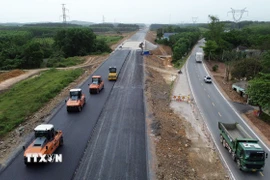Các nhà thầu đang huy động gần 1.500 kỹ sư, công nhân với gần 500 đầu máy, thiết bị thi công 3 ca, 4 kíp, quyết tâm thông tuyến trước ngày 30/6. (Ảnh: Quốc Khánh/TTXVN)