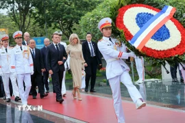 Tổng thống Pháp Emmanuel Macron và Phu nhân đến đặt vòng hoa tại Đài tưởng niệm các Anh hùng liệt sỹ. (Ảnh: An Đăng/TTXVN)