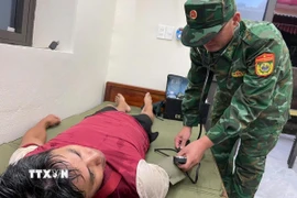Quân y đơn vị khám, kiểm tra sức khỏe cho một thuyền viên. (Ảnh: TTXVN phát)