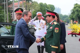 Bộ trưởng Bộ Quốc phòng Phan Văn Giang đón Bộ trưởng Quốc phòng Pháp Sébastien Lecornu. (Ảnh: Trọng Đức/TTXVN)