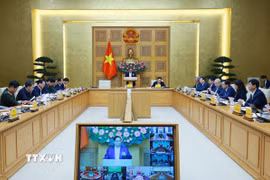 Thủ tướng Phạm Minh Chính họp đẩy nhanh tiến độ triển khai xây dựng lại, sửa chữa nhà ở cho các gia đình bị thiệt hại do các đợt thiên tai tại miền Trung. (Ảnh: Dương Giang/TTXVN)