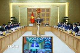 Thủ tướng Phạm Minh Chính họp đẩy nhanh tiến độ triển khai xây dựng lại, sửa chữa nhà ở cho các gia đình bị thiệt hại do các đợt thiên tai tại miền Trung. (Ảnh: Dương Giang/TTXVN)