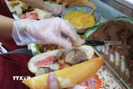 Bánh mỳ nhân patê, thịt nguội. (Ảnh: Hồng Đạt/TTXVN)