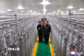 Nhà lãnh đạo Triều Tiên Kim Jong Un (phải, phía trước) thăm nhà máy sản xuất vật liệu hạt nhân mới khánh thành. (Ảnh: KCNA/TTXVN)