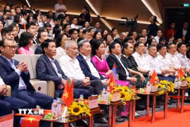 Tổng Bí thư Tô Lâm và các đại biểu tham dự Chương trình nghệ thuật "Đảng trong mùa Xuân đại thắng.” (Ảnh: Phạm Kiên/TTXVN)