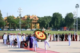 Phó Chủ tịch nước Võ Thị Ánh Xuân cùng các đại biểu vào Lăng viếng Chủ tịch Hồ Chí Minh. (Ảnh: Tuấn Anh/TTXVN)