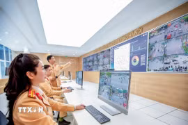 Trung tâm điều khiển giao thông thông minh đang vận hành gần 2.000 camera AI toàn thành phố Hà Nội. (Ảnh: Quốc Lũy/TTXVN)