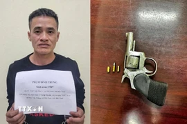 Đối tượng dùng súng cướp ôtô là Phạm Đình Trung và tang vật. (Ảnh: TTXVN phát)