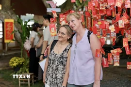 Khách nước ngoài “check-in” không gian Tết Việt. (Ảnh: Mỹ Phương/TTXVN)