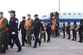 Trung Quốc dẫn dộ 952 nghi phạm từ Myanmar. (Nguồn: China daily)