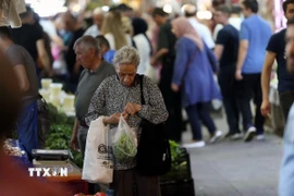 Người dân mua hàng hóa tại khu chợ ở Ankara, Thổ Nhĩ Kỳ. (Ảnh: THX/TTXVN)