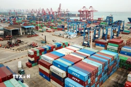Hàng hóa được xếp tại Liên Vân Cảng, Trung Quốc. (Ảnh: AFP/TTXVN)