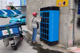 Một tủ đổi pin xe máy điện tại TP.HCM.