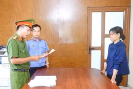 Công an đọc lệnh khởi tố Nguyễn Thị Thúy. (Ảnh: Công an cung cấp)