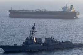 Tàu khu trục mang tên lửa dẫn đường USS Rafael Peralta của Mỹ chặn bắt tàu chở dầu của Iran. (Nguồn: CENTCOM/X