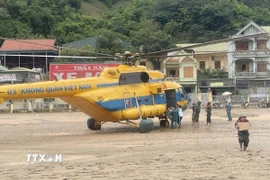 Máy bay trực thăng Mi 171 của Quân chủng Phòng không Không quân mang theo hàng cứu trợ gồm lương thực, thực phẩm, nước uống... tới vùng bão lũ. (Ảnh: TTXVN phát)