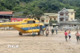 Ngày 24/7, Bộ Quốc phòng huy động 2 máy bay trực thăng thuộc Công ty Trực thăng Miền Bắc và Trung đoàn 916 thực hiện nhiệm vụ cứu trợ khẩn cấp cho người dân bị cô lập tại khu vực phía Tây Nghệ An. (Ảnh: TTXVN phát)